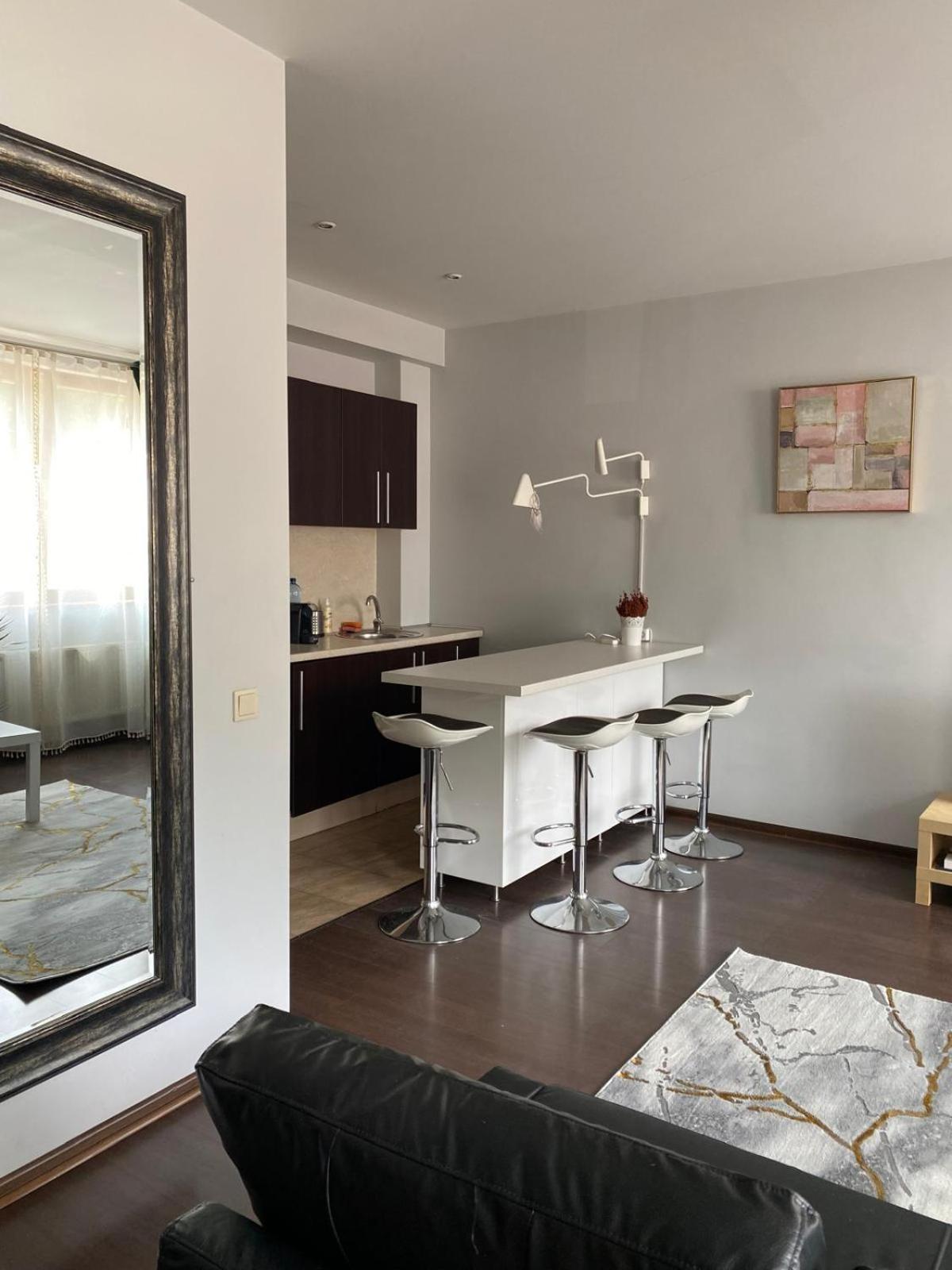 Happy Place Apartment